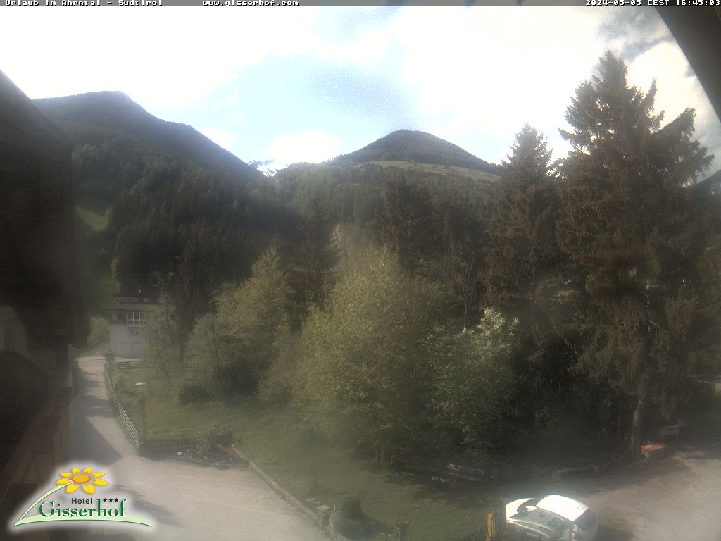 Webcam dell’Hotel Gisserhof di San Giovanni in Valle Aurina con vista sulla vetta del Sasso Nero, a 3.369 metri di altitudine.