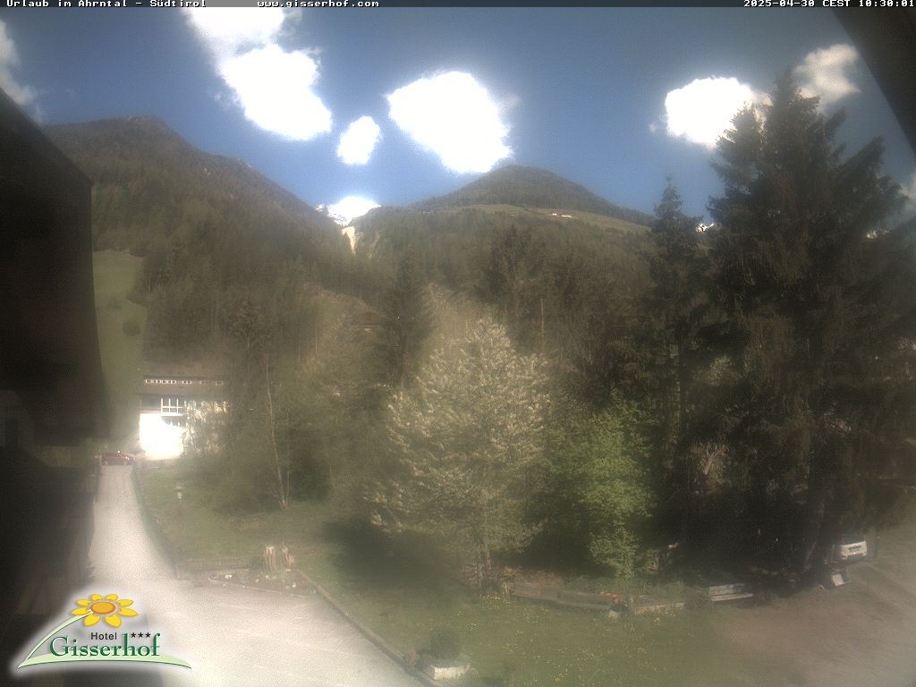 Webcam dell’Hotel Gisserhof di San Giovanni in Valle Aurina con vista sulla vetta del Sasso Nero, a 3.369 metri di altitudine.